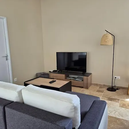 Des Oliviers Avec Barque Et Velo Feriehus